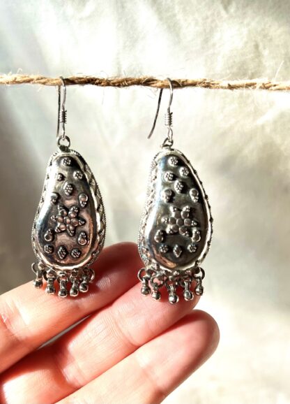 Pendientes grabados con cascabeles - Imagen 2