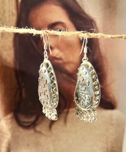Pendientes grabados con cascabeles