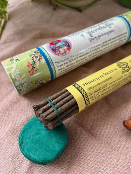 incienso natural de barrita gruesa sin palito de bambú y presentado en tubo decorado con pinturas tibetanas
